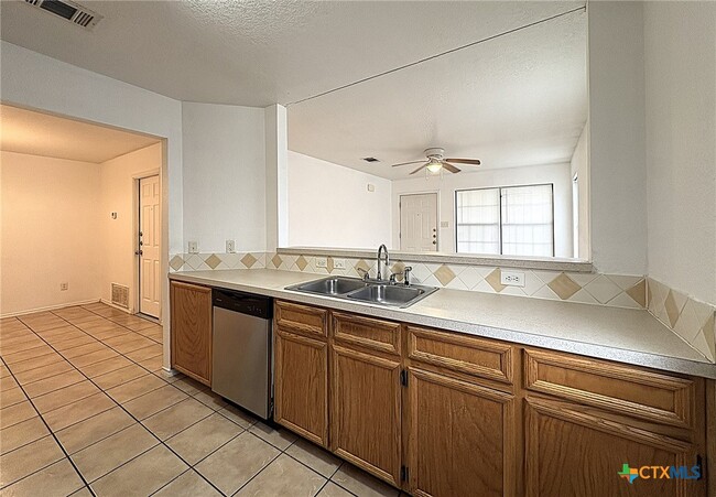 Building Photo - 931 Rosewood Dr