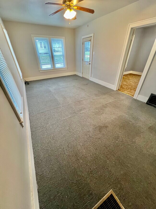 Building Photo - 407 W Adams St