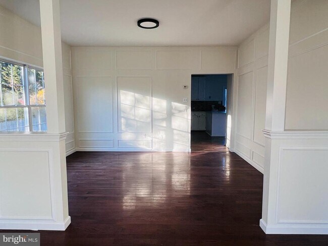 Building Photo - 102 Sweethollow Dr