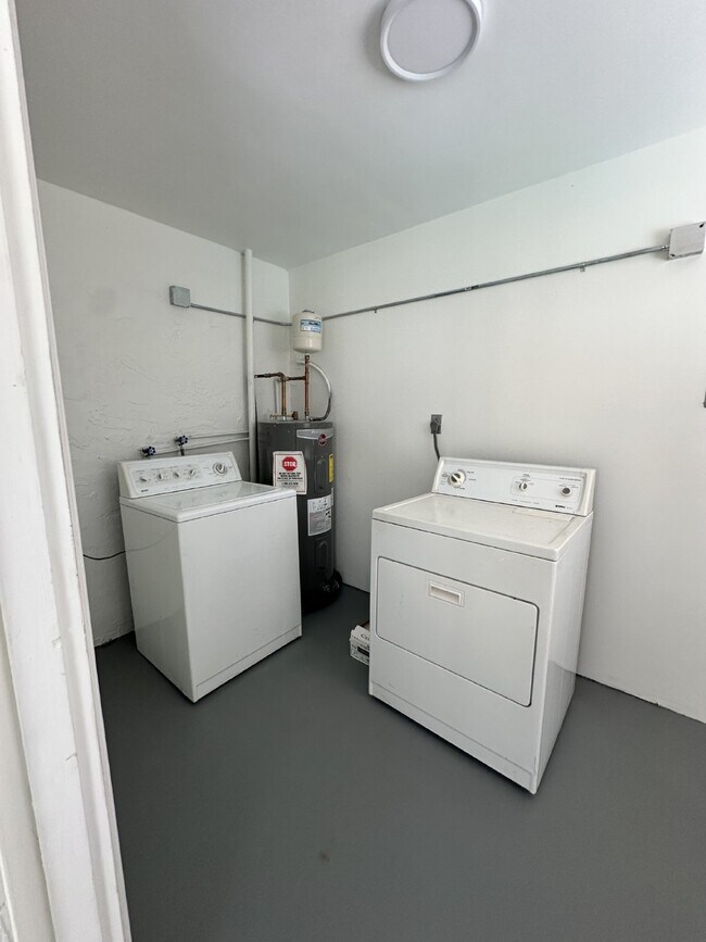 Building Photo - 3 bed, 2 bath pool home