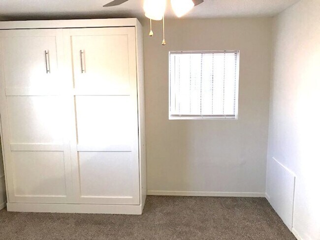 Building Photo - Gorgeous 2 bedroom in Barelas! Great location. Washer/Dryer. 1 car garage.