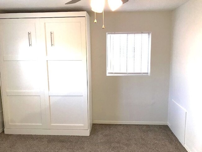Building Photo - Gorgeous 2 bedroom in Barelas! Great location. Washer/Dryer.