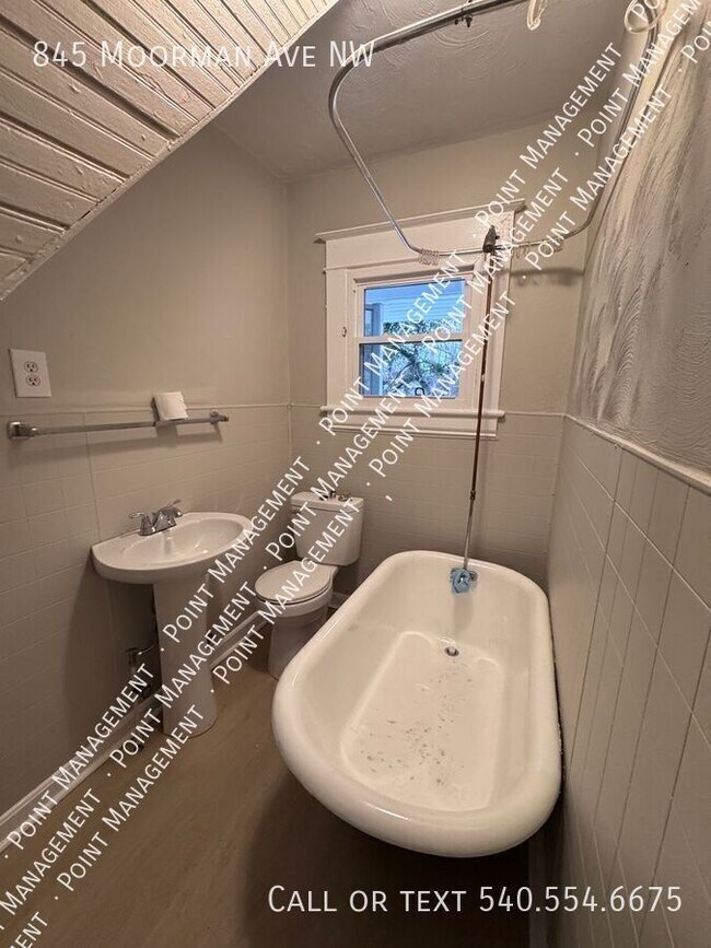 Building Photo - 845 Moorman Ave NW