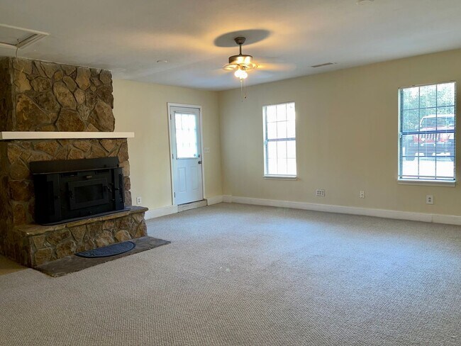 Building Photo - Spacious 3 Bed/2 Bath Ranch with Over 1800...