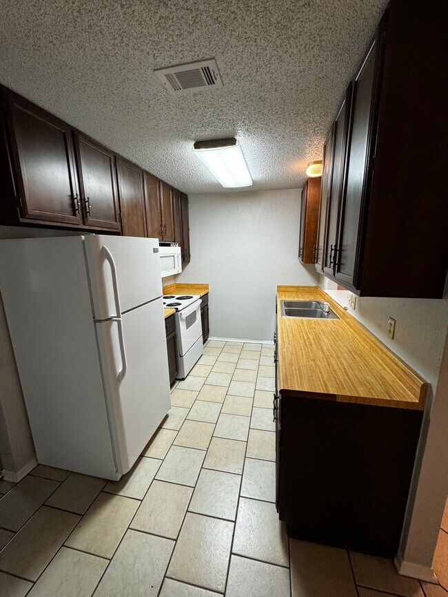 Kitchen - 1711 Iris Cir