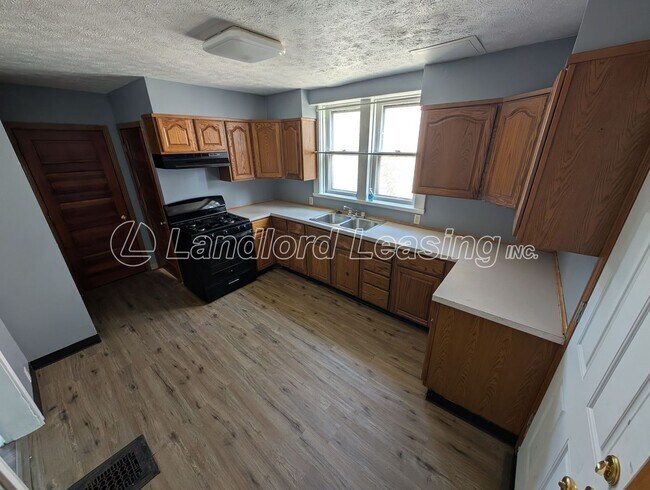 Building Photo - Spacious 4-Bedroom Colonial Near Lake Erie
