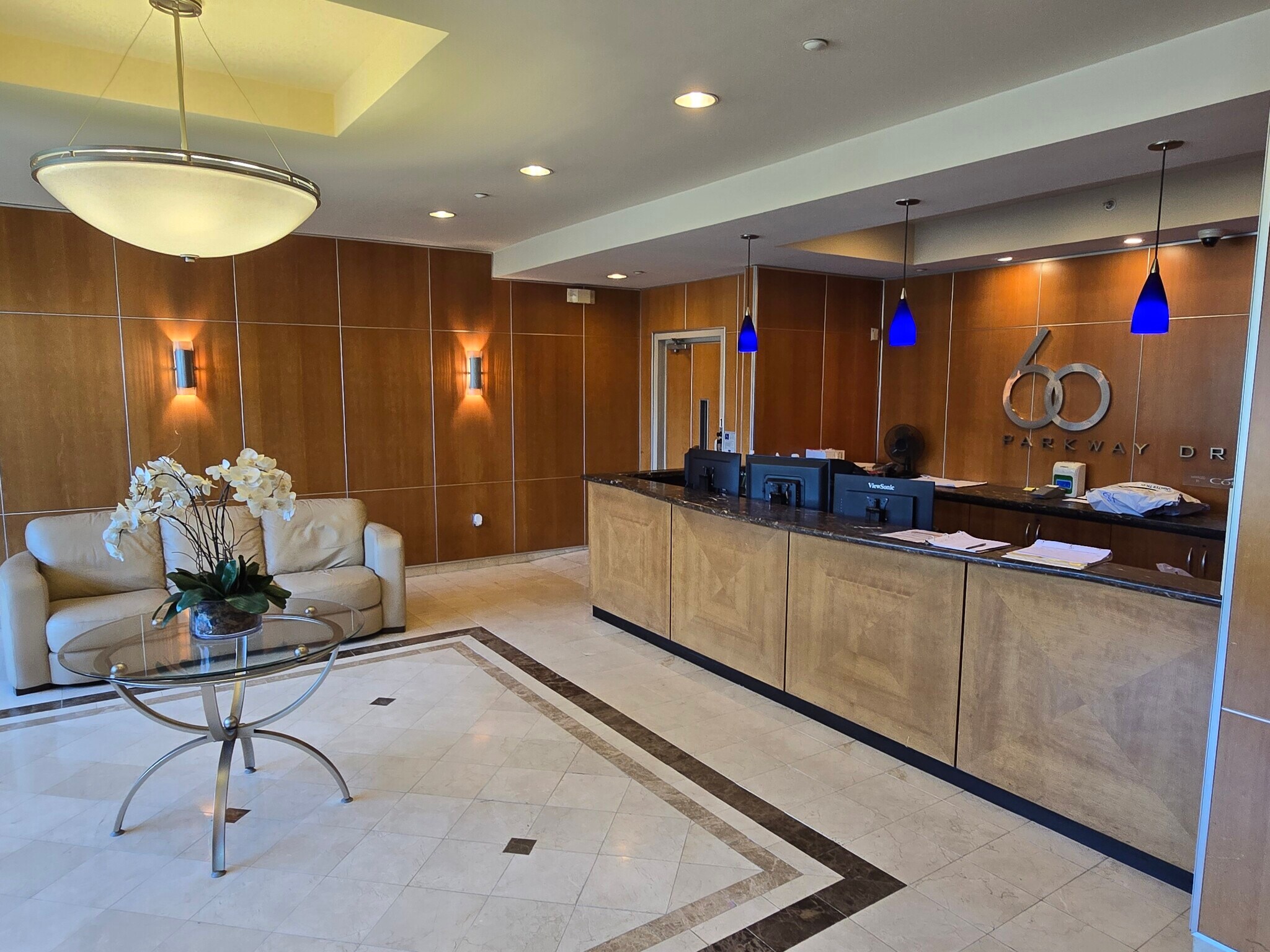 Building Photo - 60 Parkway Dr E