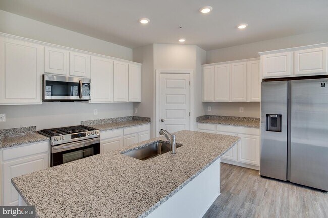 Building Photo - 6308 Savannah Dr