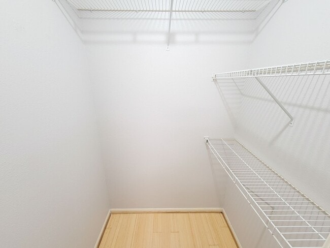 Building Photo - Medical Center Living at Its Best – Poolsi...