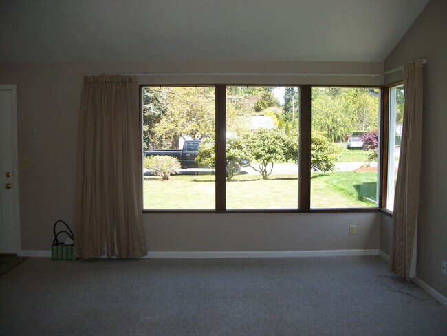 Building Photo - Tracyton Home! 2 Bedrooms with Large Fenced Yard