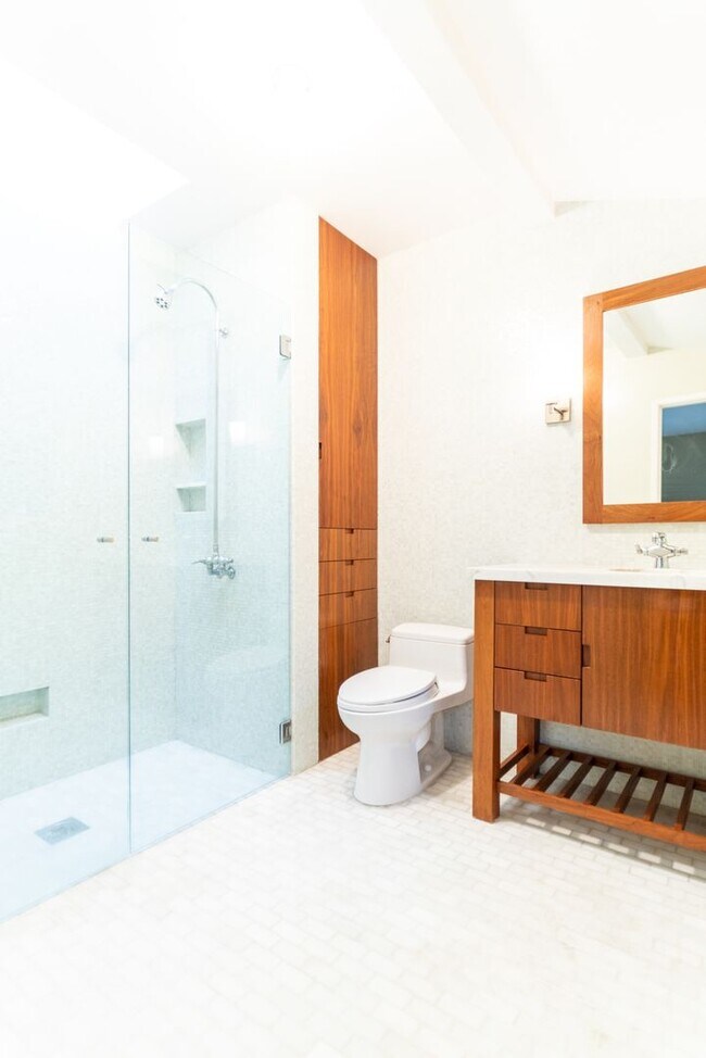 Building Photo - Beachwood Canyon 2b2b Home - Intentional F...