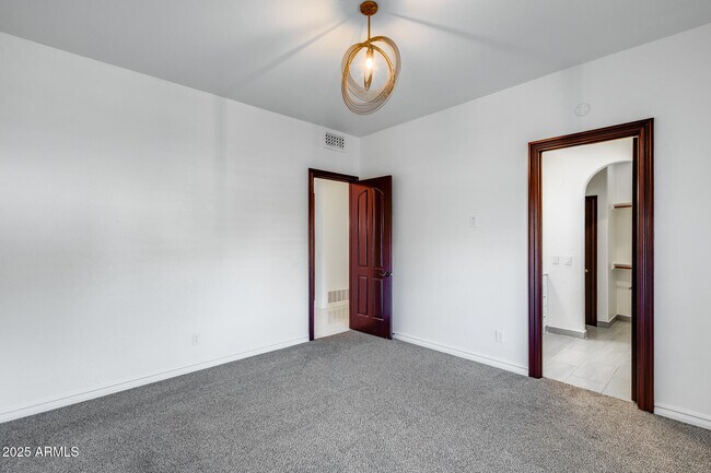 Building Photo - 8303 N 61st Pl