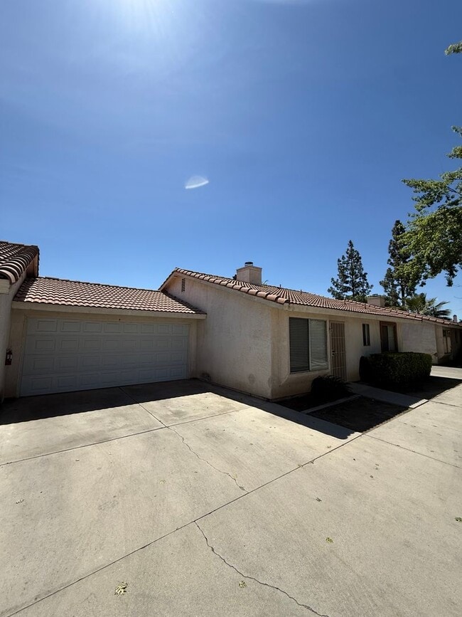Building Photo - 3 Bed 2 bath in Southwest Bakersfield