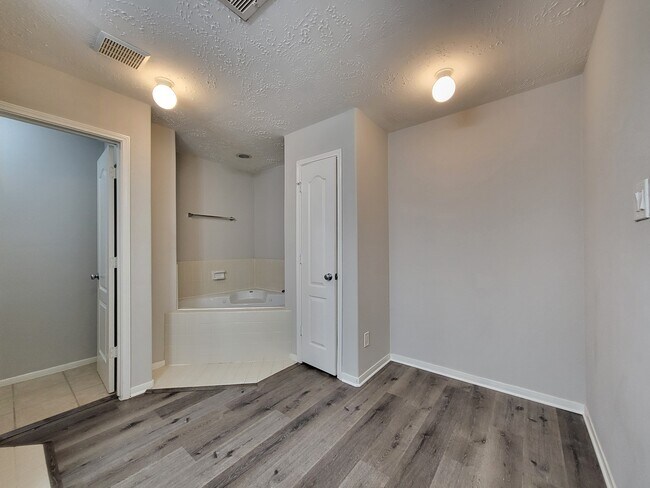 Building Photo - 7415 Hollister Ridge