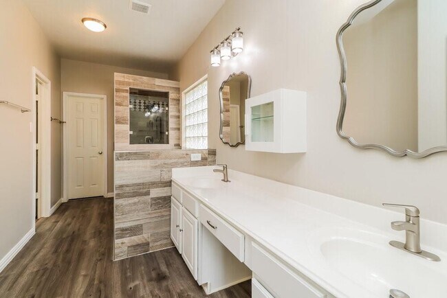 Building Photo - 2548 Blue Heron Cir