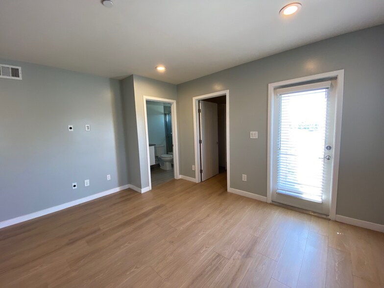 Building Photo - 627 N Mariposa Ave