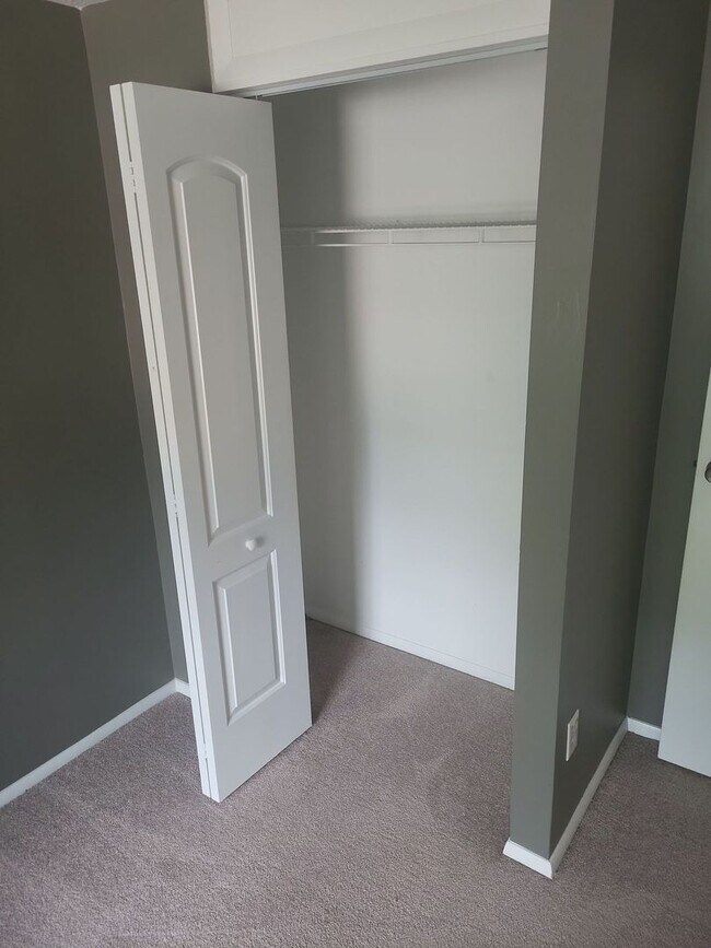 Building Photo - 916 Chatsworth Dr