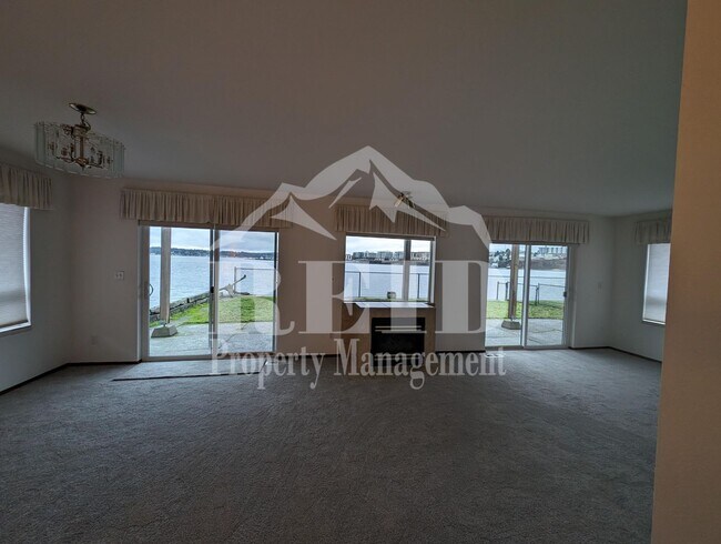 Building Photo - 305/307 Shore