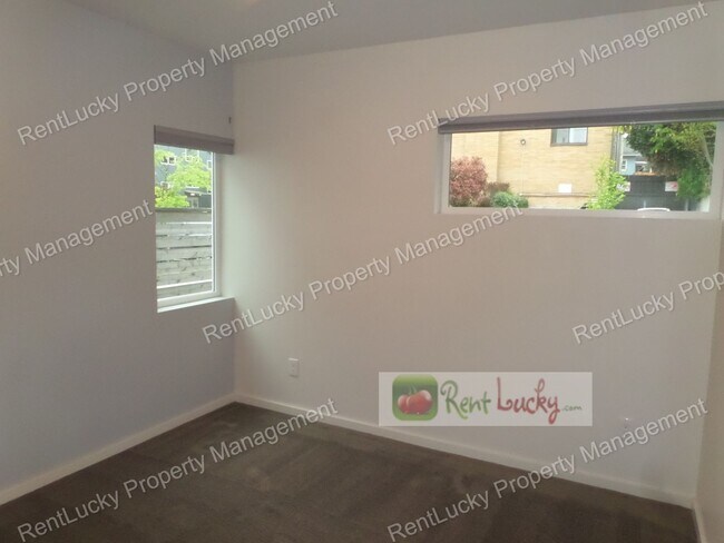 Building Photo - Stunning 4-Bedroom Newer Construction w/Huge VIEW Rooftop Deck in Fremont!!