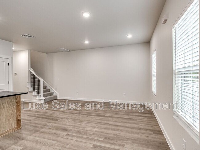 Building Photo - 618 W 2nd St