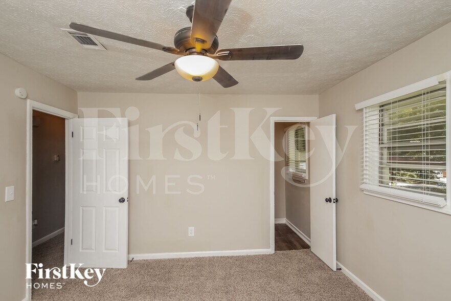 Building Photo - 2422 Chestnut Log Ln