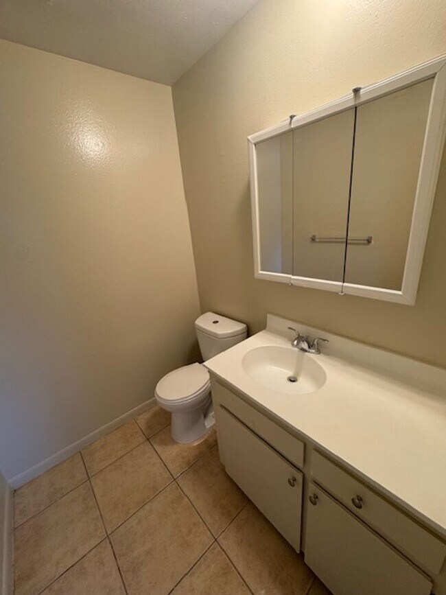 Building Photo - Long Beach 2 bed 1.5 Bath Condo - Pool, Laundry, & Parking included!