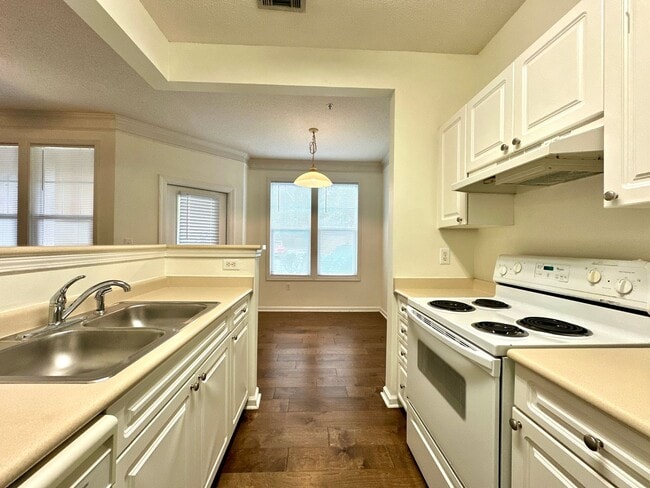 Building Photo - 2 Bedroom, 2 Bath Condo in Southampton Poi...