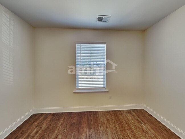 Building Photo - 245 Lake Vista Dr