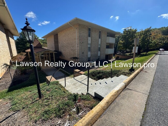 Primary Photo - Two Bedroom Condo w/ Updated Kitchen in Hu...