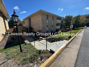 Building Photo - Two Bedroom Condo w/ Updated Kitchen in Hu...