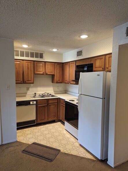 Building Photo - 10855 Meadowglen Ln