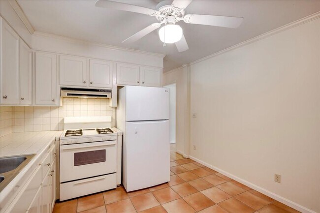 Building Photo - 552 Whitehead Dr