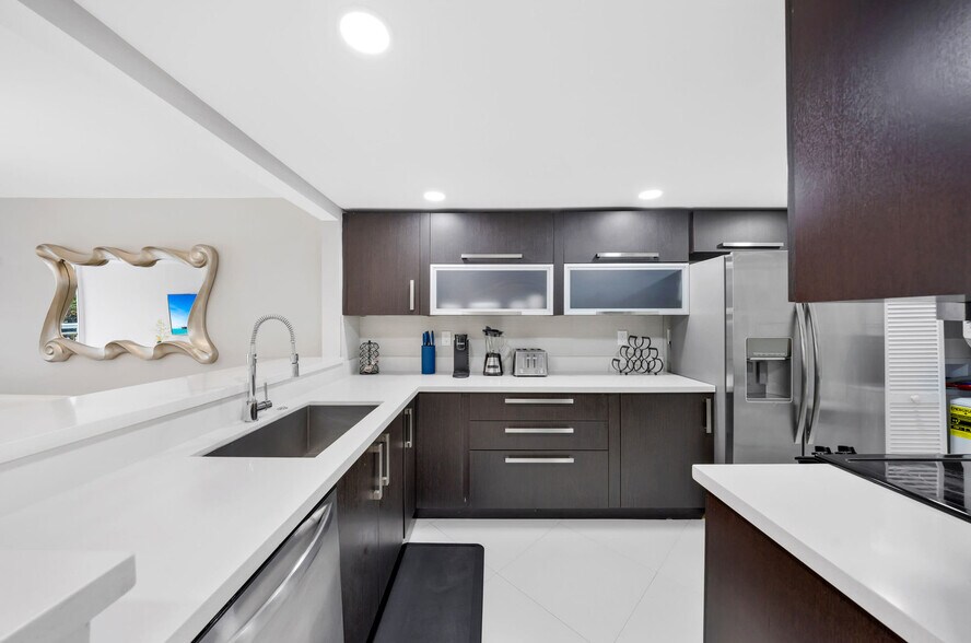 Building Photo - 1717 N Bayshore Dr
