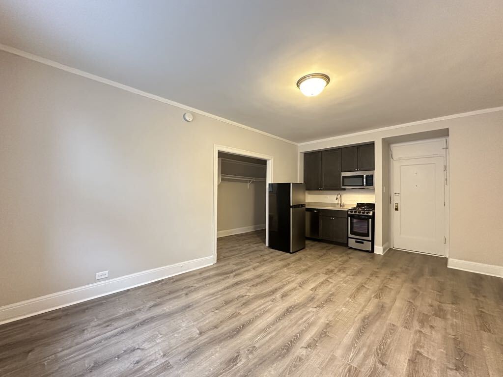 Building Photo - 3335 W Diversey Ave