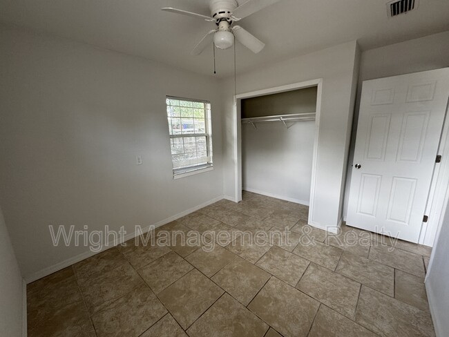 Building Photo - 438 Country Club Dr