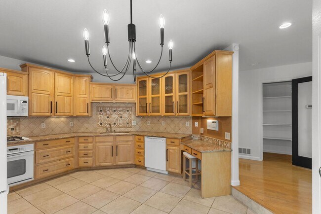 Building Photo - 4 Bedroom, 2.5 Bathroom in Lakeside Terrac...