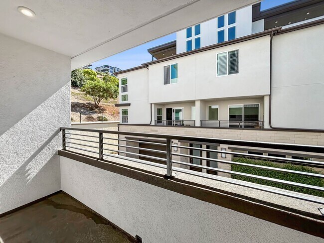 Building Photo - Stunning 3BD/2.5BA Townhouse in Mission Va...