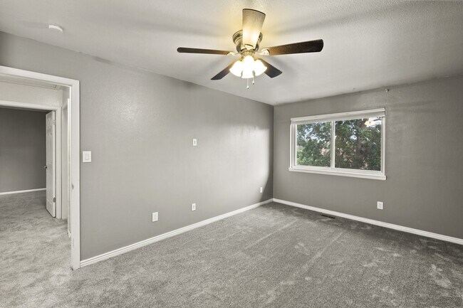 Building Photo - 5647 Old Farm Cir E