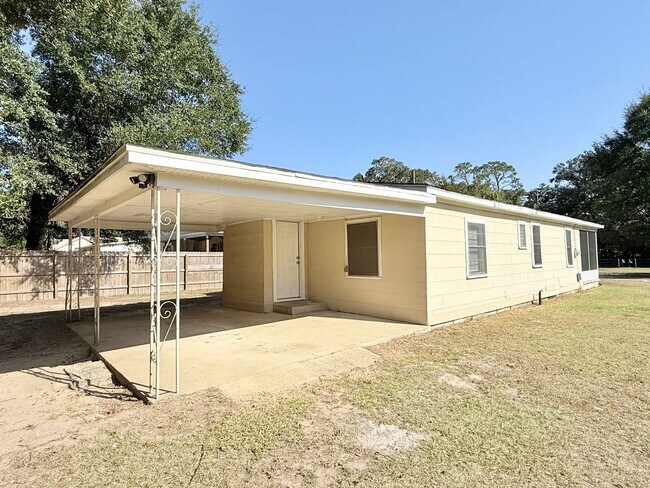 Building Photo - Charming 3-Bedroom Home With Screened Fron...