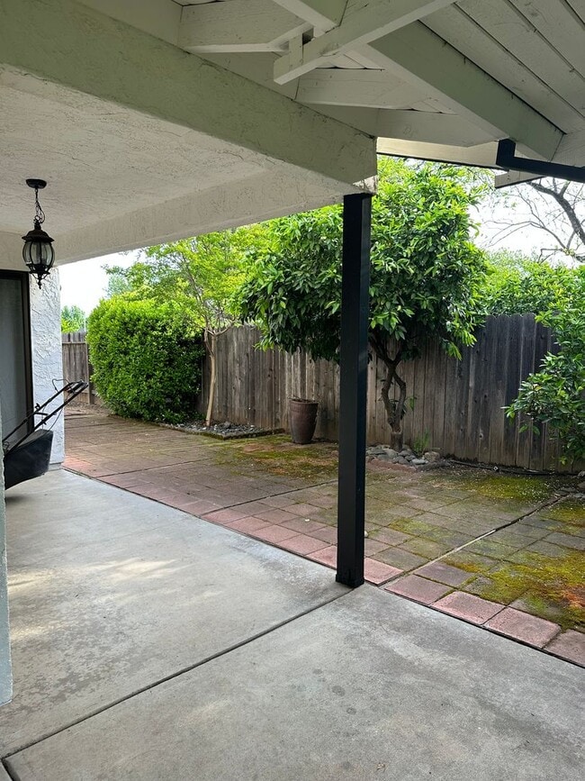 Building Photo - Beautifully maintained home in a peaceful setting