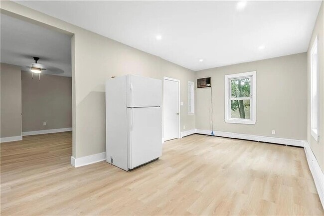 Building Photo - 715 Elm St