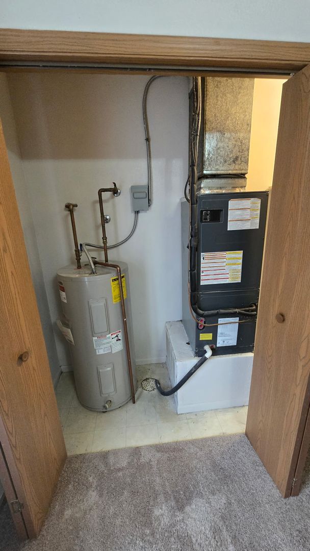 Building Photo - Ground Level 1 Bedroom Apartment w/ Washer/Dryer Connections