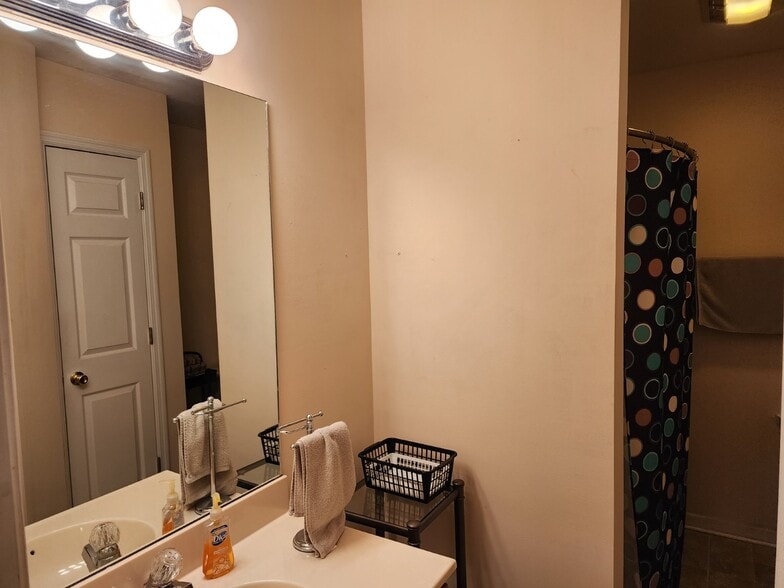 Guest bathroom - 1445 Ford Rd