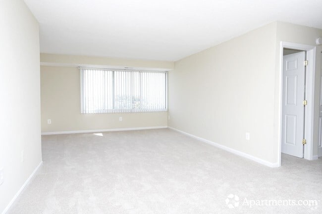 Living Room - Avondale Overlook