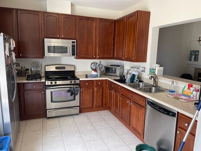 Building Photo - 1040 N Claremont Dr