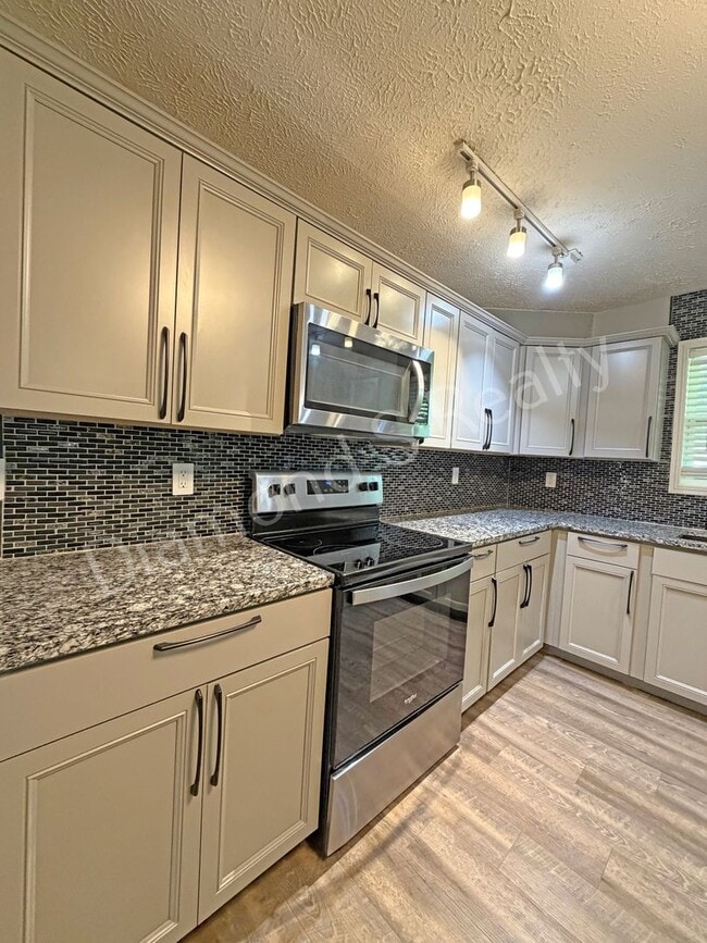 Building Photo - Spacious, Clean 3 Bedroom Home + Bonus Room Available!