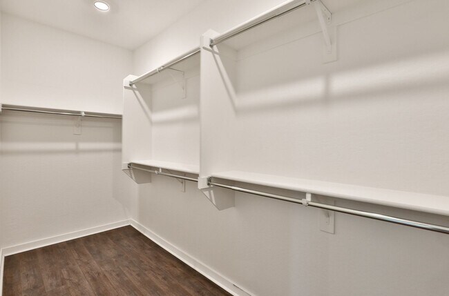 Building Photo - Gorgeous 4bed/3 bath End Unit Condo in Gil...