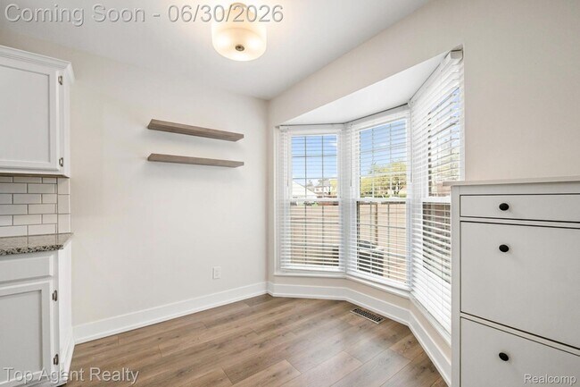 Building Photo - 38887 Country Cir