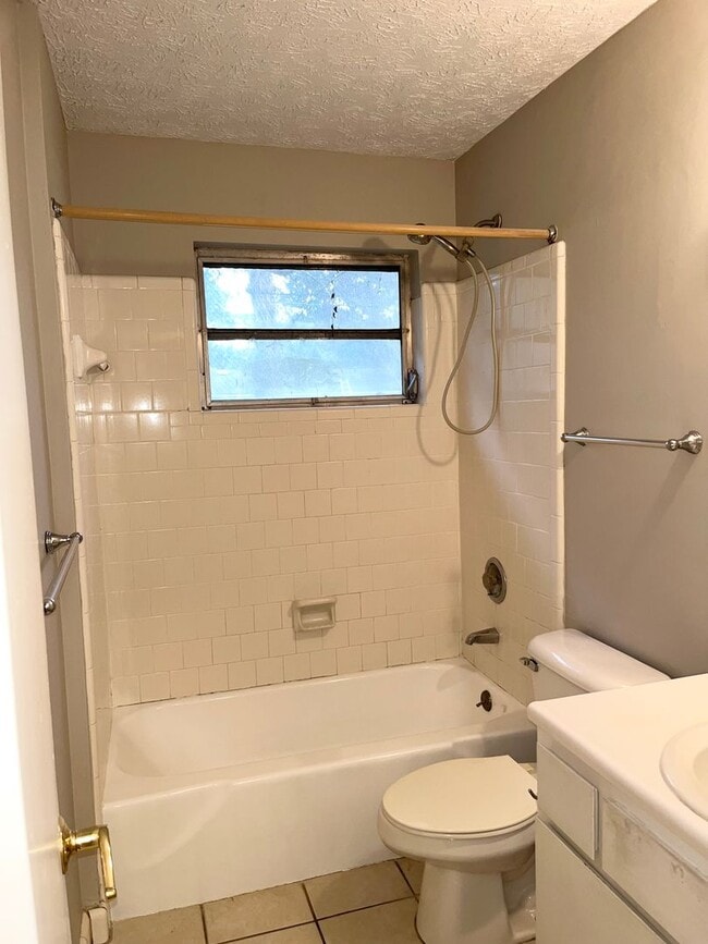 Building Photo - Wilmington Island- 3 Bedroom Home