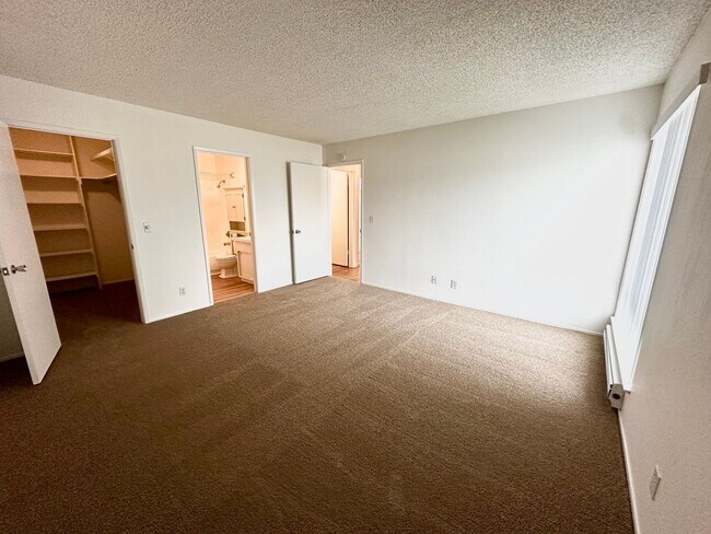 Building Photo - BEAUTIFUL BREATH TAKING VIEW UNIT!!! MUST ...